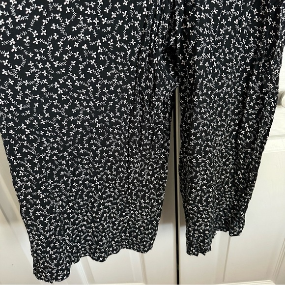 LOFT Womans Black Ditsy Floral Wide Leg Crop Jumpsuit Sz S Smocked Preppy Boho - Picture 4 of 16